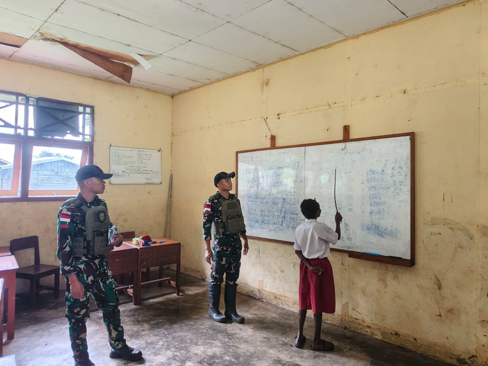 Satgas Yonif 312/KH Didik Generasi Penerus di Perbatasan Melalui Kegiatan Mengajar di SD YPK Tomerau