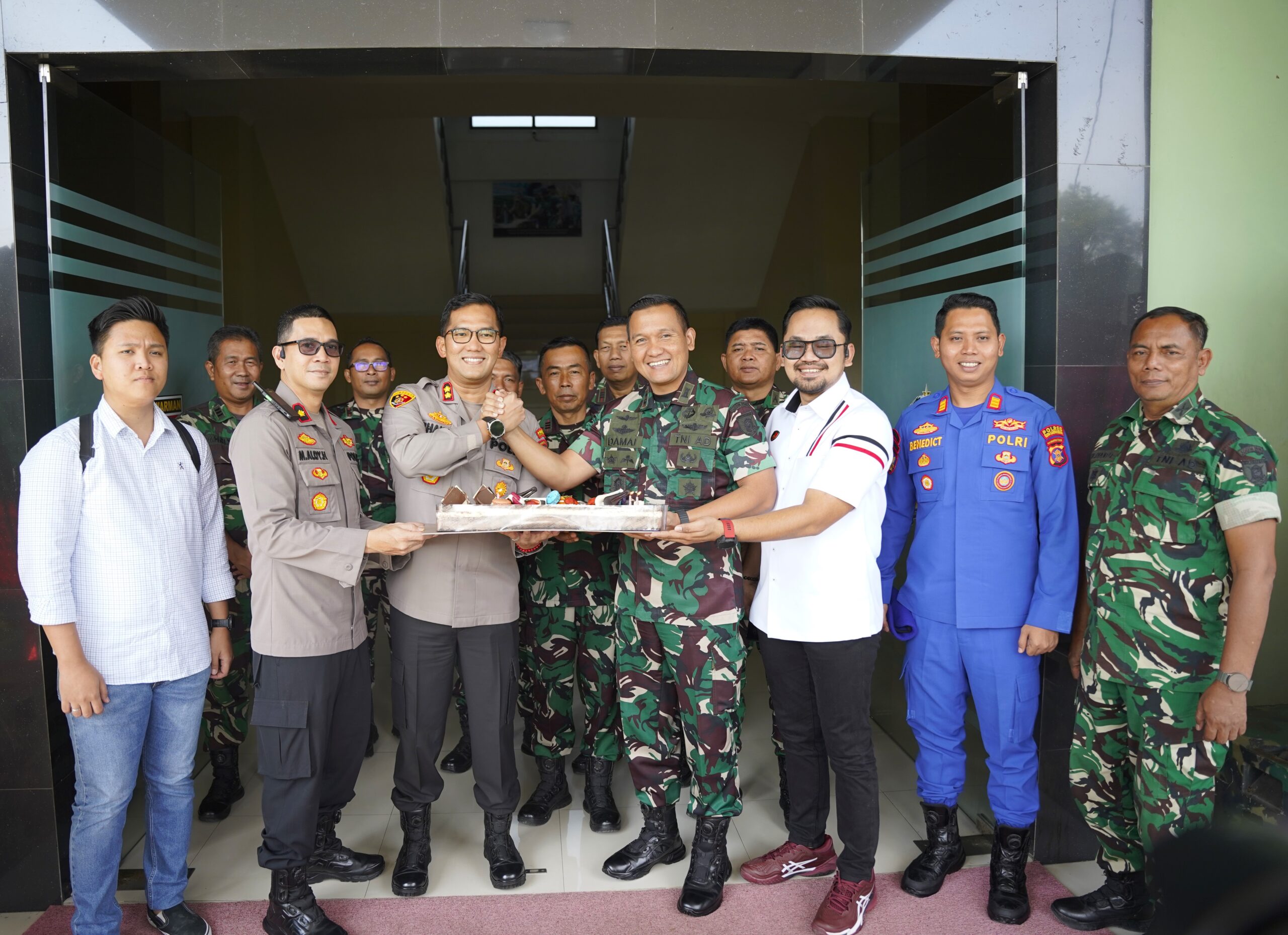 Kunjungi Makodim 0906/Kkr, Dandim Dapat Kejutan Dari Kapolres Kukar
