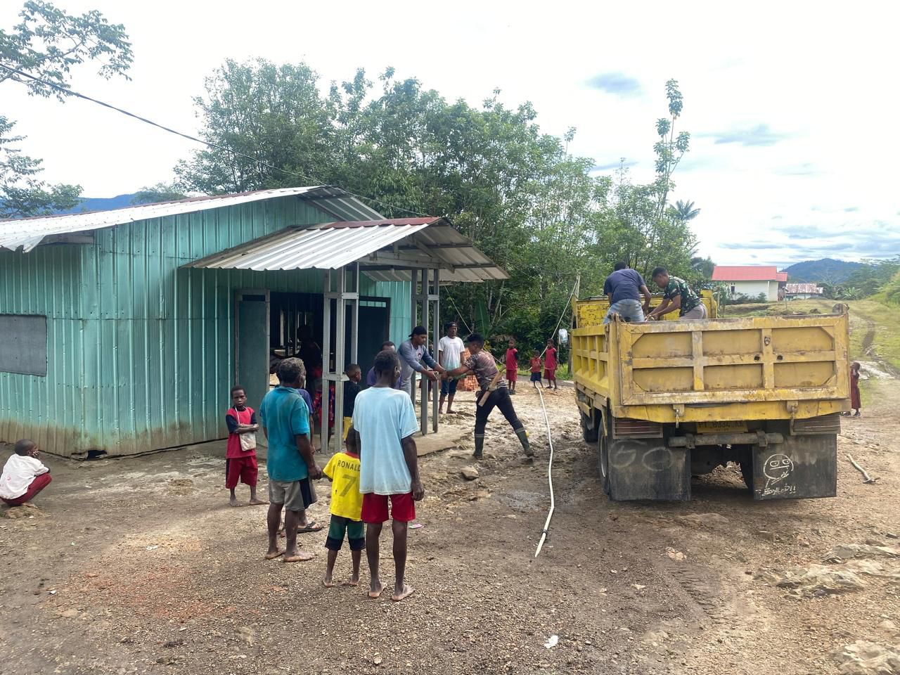 Satgas TMMD ke-126 Kodim 1810/Tambrauw dan Warga Kampung Babak Gotong Royong Rehabilitasi Gereja Advent