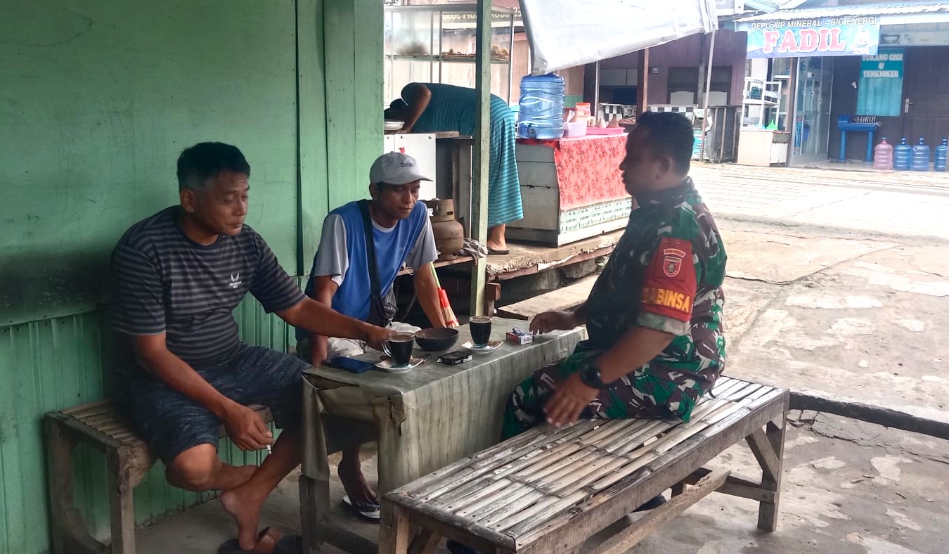 Babinsa Lakukan Komsos di Warung Kopi, Tempat Favorit Warga Melepas Lelah