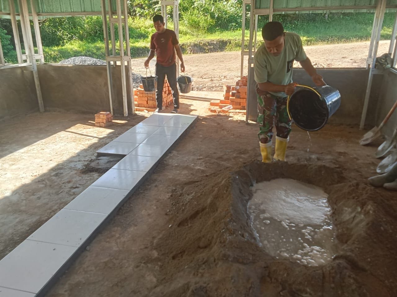 Satgas TMMD 126 Kodim Tambrauw Lanjutkan Pemasangan Keramik pada Pembangunan Gereja Advent