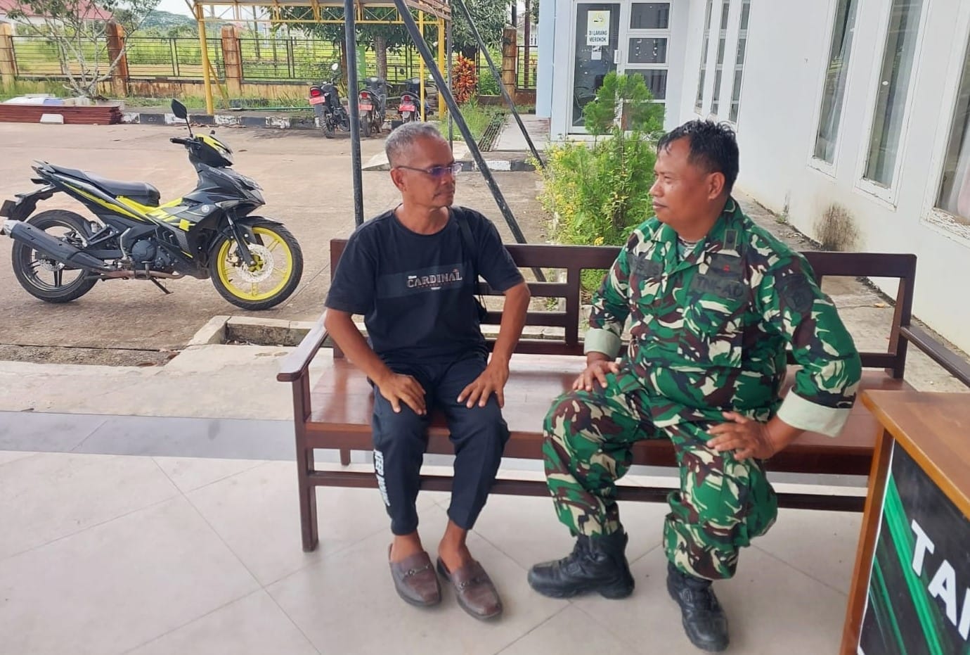 Menjalin Silaturahmi Babinsa Koramil 14 Tenggarong Seberang Komsos Dengan Tokoh Masyarakat