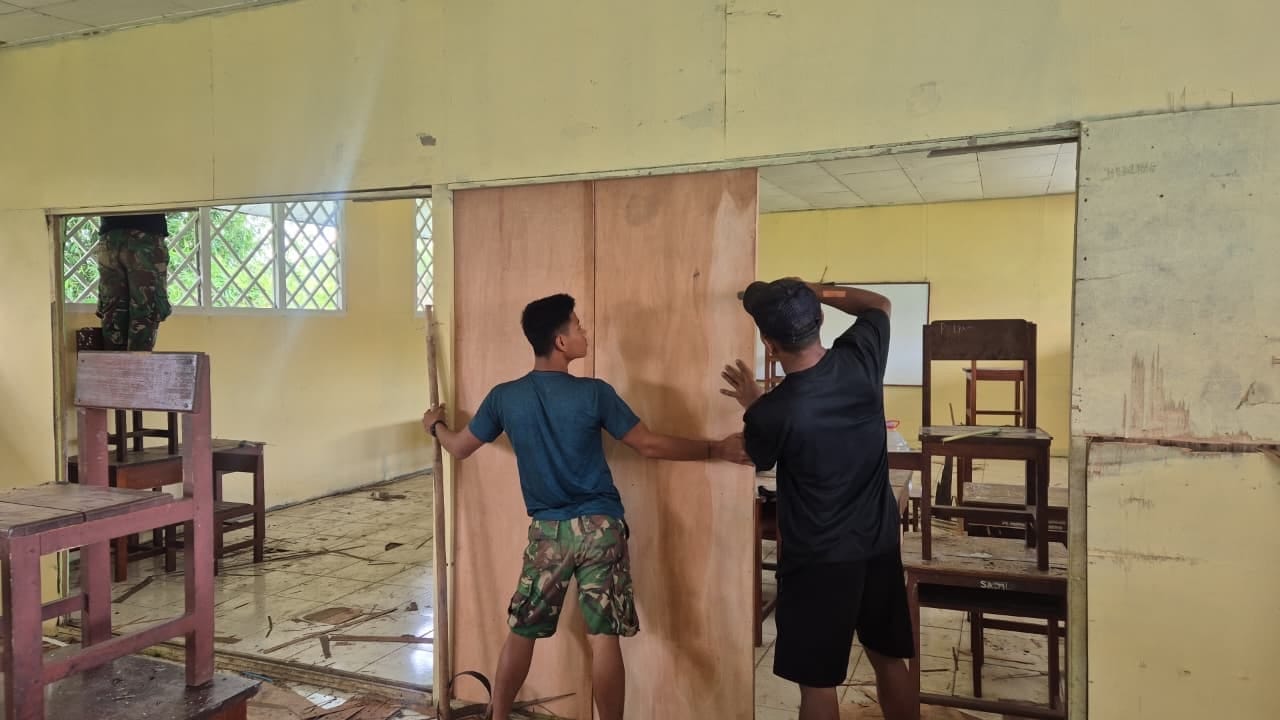 Satgas Yonif 312/KH Renovasi Tiga Ruang Kelas SD YPK Sota, Bukti Kepedulian TNI terhadap Pendidikan di Perbatasan