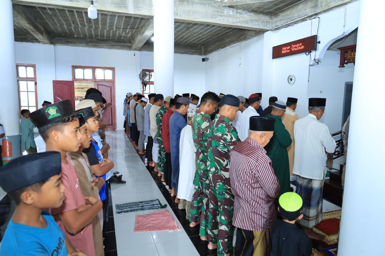 Di Tengah Pembangunan Desa, Satgas TMMD ke-126 Kodim 1505/Tidore Tetap Istiqamah Beribadah