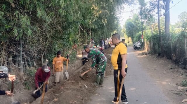 Sinergi TNI dan Warga, Babinsa Wonomerto Gencarkan Karya Bakti Kebersihan di Pohsangit Tengah