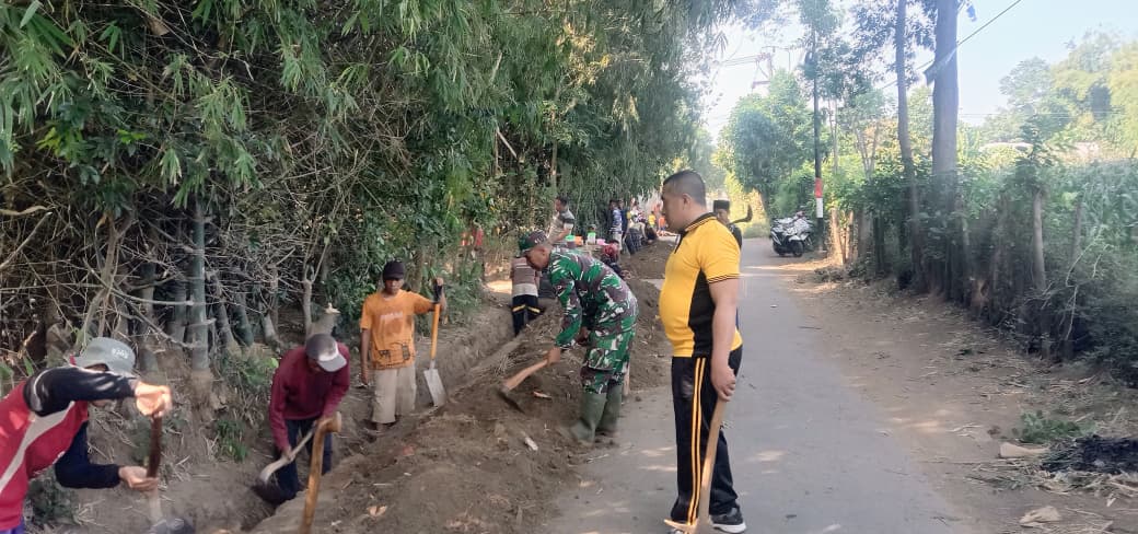 Sinergi TNI dan Warga, Babinsa Wonomerto Gencarkan Karya Bakti Kebersihan di Pohsangit Tengah