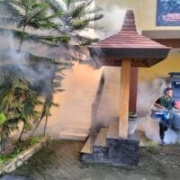 Fogging, Dokkes Polres Tuban Protec Demam Berdarah di Lingkungan Polsek Jajaran