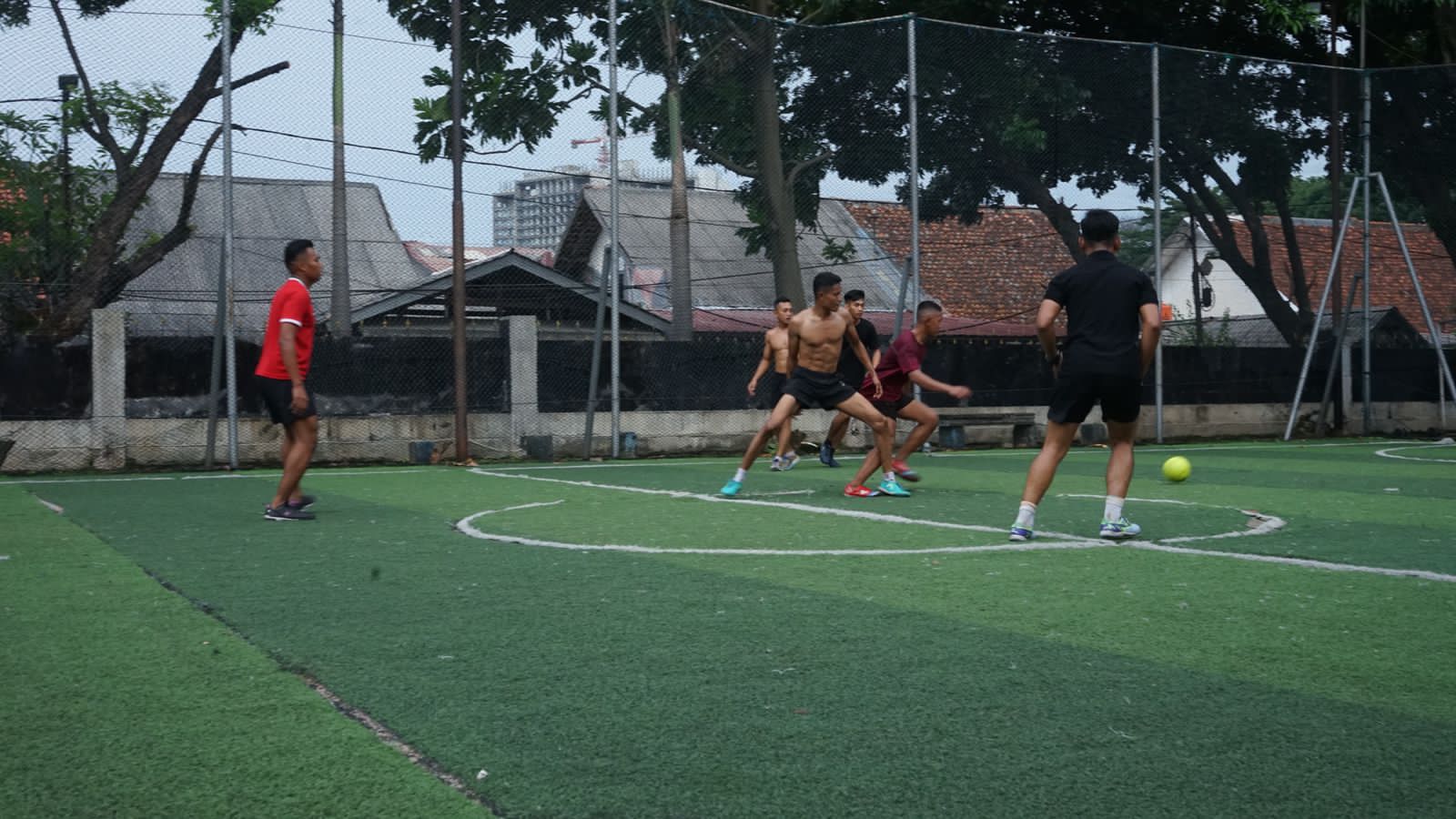 Manfaatkan Waktu Libur, Prajurit Tidur Dalam Yonif 2 Marinir Laksanakan Olahraga Futsal