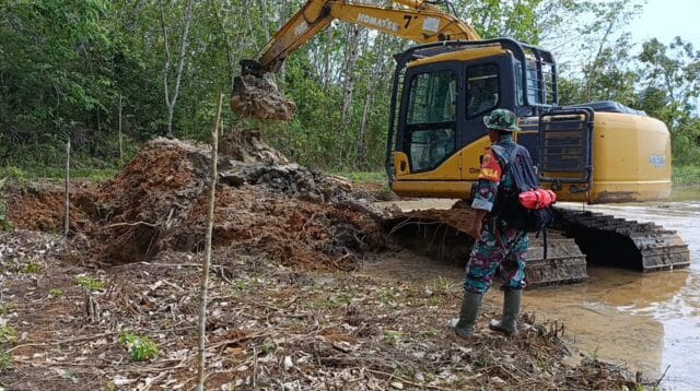 Babinsa Koramil 1008-03/Tanjung Pantau Kegiatan Cetak Sawah di Desa Wayau
