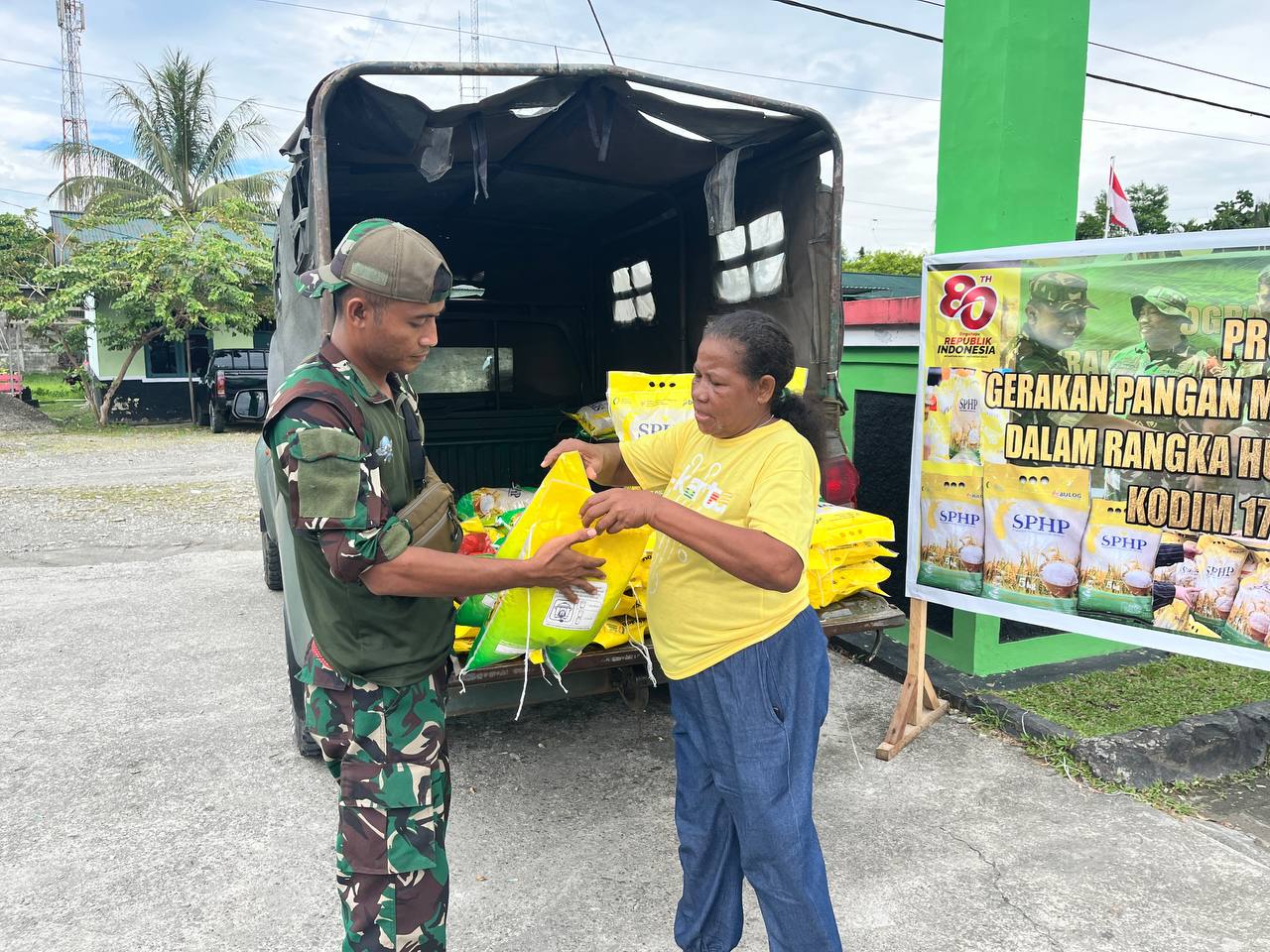 Dukung Program Gerakan Pangan Murah, Kodim 1710/Mimika Jual Beras SPHP di Timika