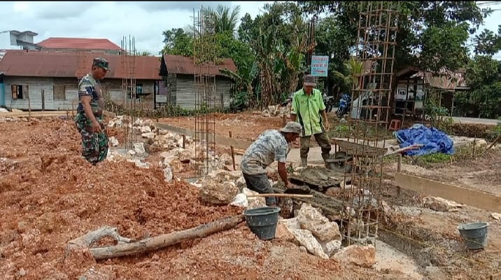 TNI AD Hadir untuk Rakyat: Babinsa Kelua Pastikan Pembangunan KDKMP Berjalan Lancar