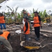 Semangat Gotong Royong, TNI dan Relawan Kerja Nonstop Bantu Korban Erupsi Semeru