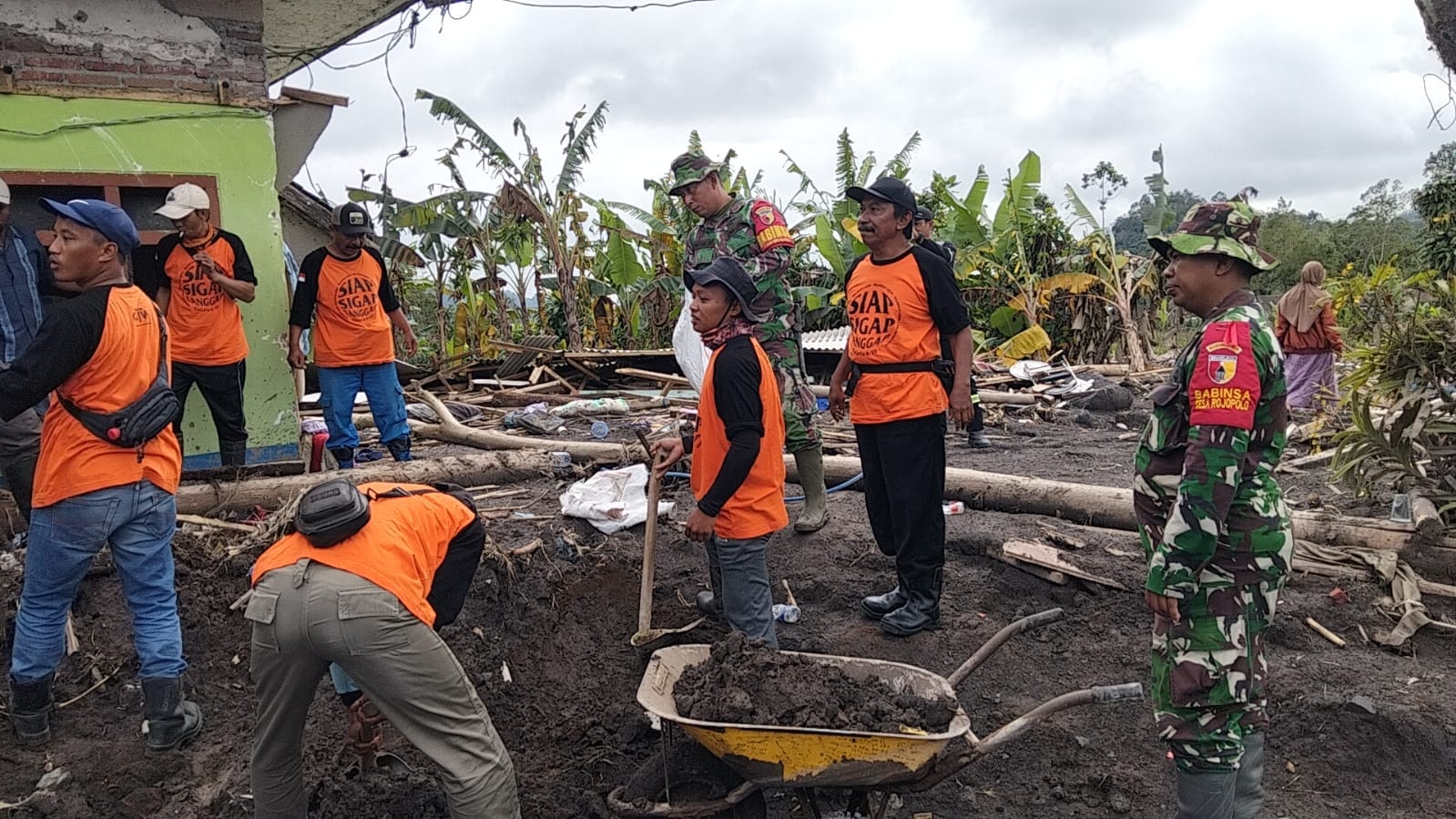 Semangat Gotong Royong, TNI dan Relawan Kerja Nonstop Bantu Korban Erupsi Semeru