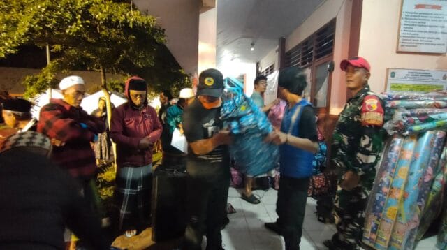 Peduli Pengungsi Semeru, Babinsa dan Relawan Bergerak Malam Hari Salurkan Bantuan Pangan