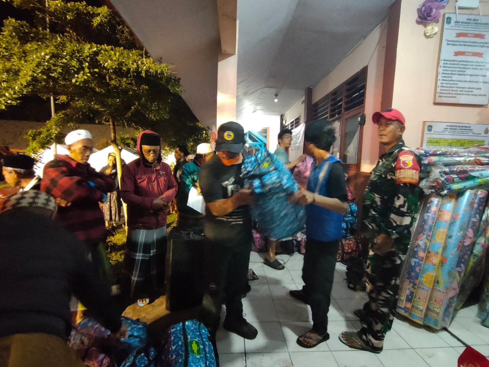 Peduli Pengungsi Semeru, Babinsa dan Relawan Bergerak Malam Hari Salurkan Bantuan Pangan