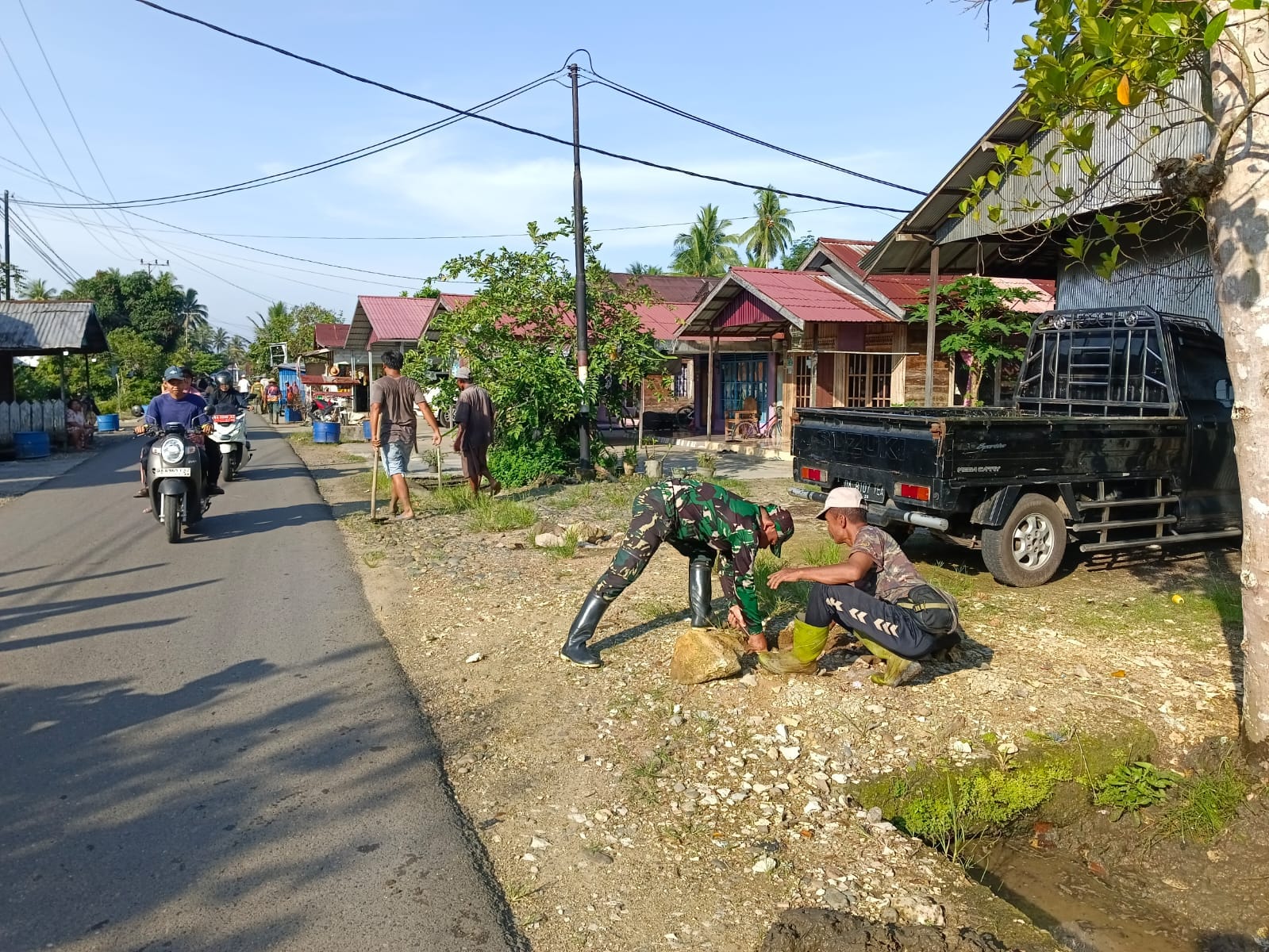 Gotong Royong Koramil Pandawan: Pastikan Aliran Drainase Tetap Lancar