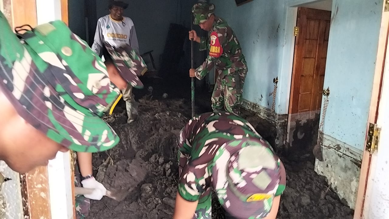 Sinergi TNI–Polri di Pronojiwo: Rumah Warga Tertimbun Pasir Semeru Mulai Dipulihkan