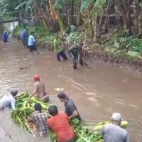 Normalisasi Sungai di Pabean, Koramil 0820-22/Dringu Tegaskan Pentingnya Kepahlawanan di Era Modern