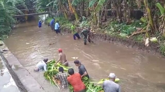 Normalisasi Sungai di Pabean, Koramil 0820-22/Dringu Tegaskan Pentingnya Kepahlawanan di Era Modern