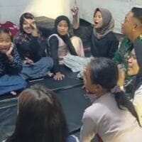 Sentuhan Kemanusiaan Babinsa Pronojiwo, Pulihkan Mental Anak Pengungsi Erupsi Semeru