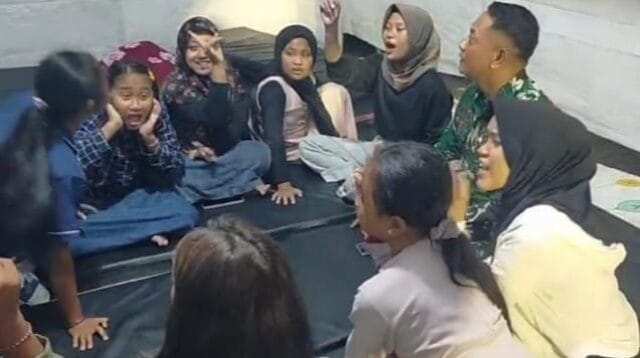 Sentuhan Kemanusiaan Babinsa Pronojiwo, Pulihkan Mental Anak Pengungsi Erupsi Semeru