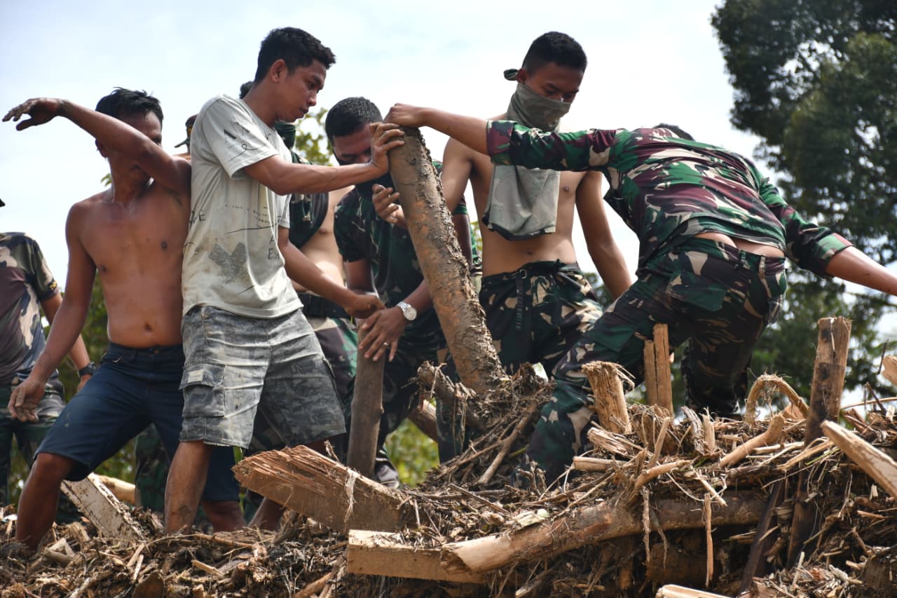Satgas Gulben Kodam I/BB Berhasil Temukan dan Evakuasi Jenazah Korban Banjir di Tapanuli Selatan
