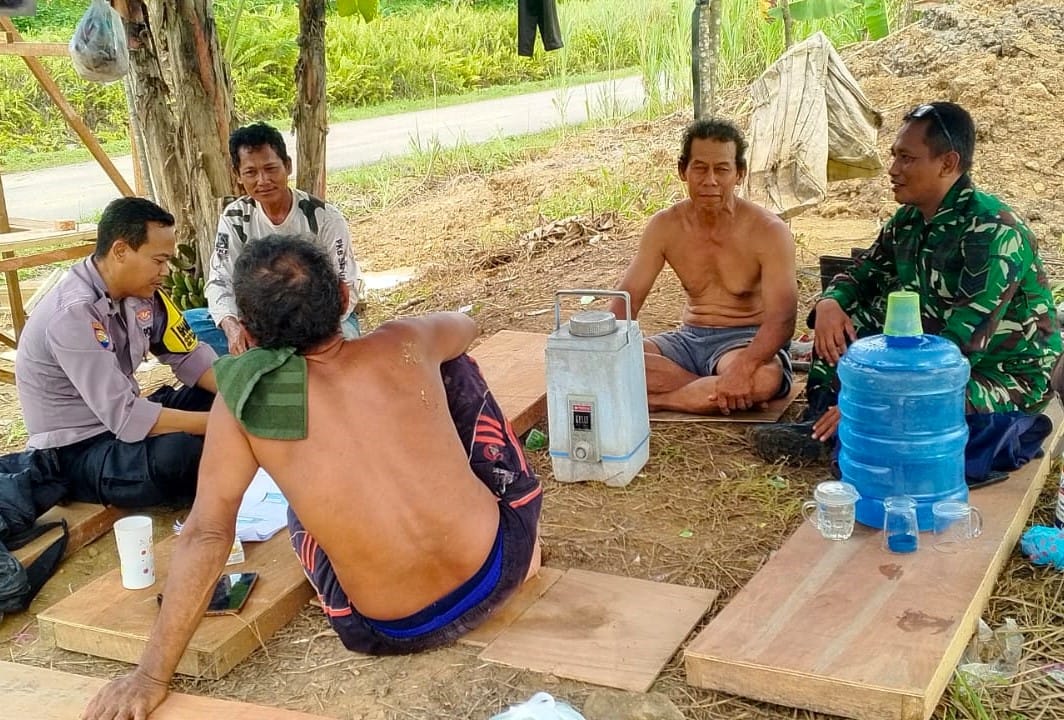 Kompak, Babinsa Koramil 14/Tenggarong Seberang Dan Bhabinkamtibmas Komsos Bersama Dengan Warga Binaan