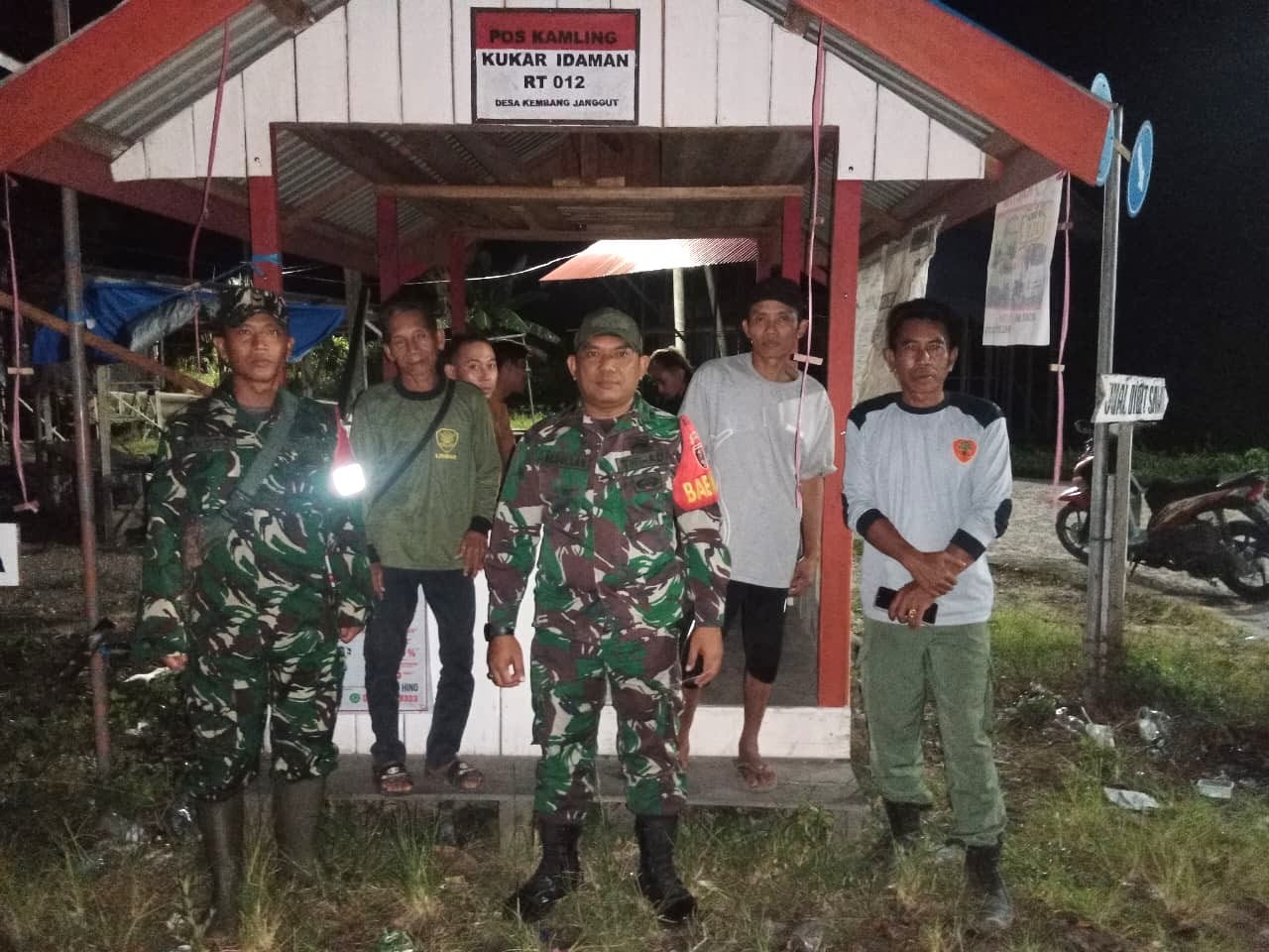 Jaga Kamtibmas, Babinsa Bersama Warga Lakukan Patroli Siskamling