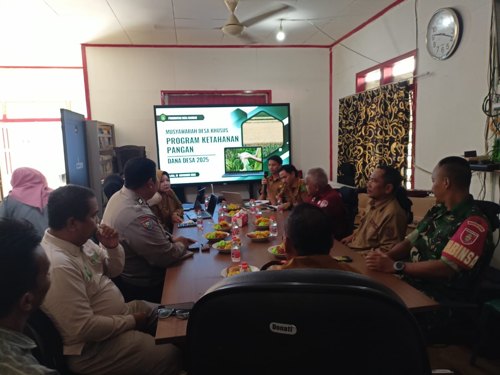 Babinsa Hambau Hadiri Musdes Khusus Program Ketahanan Pangan