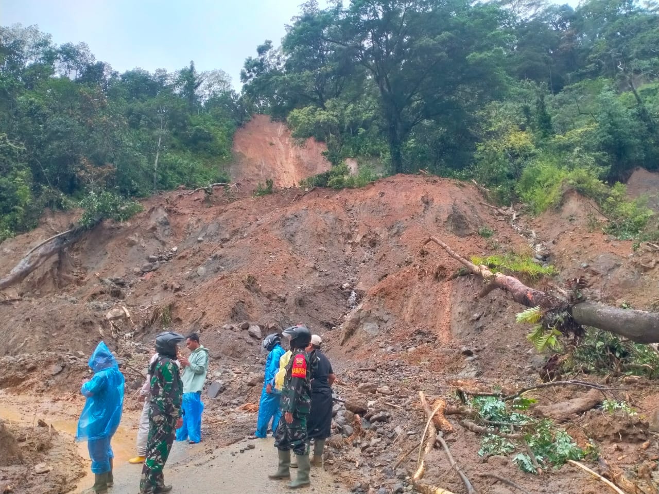 Respon Cepat TNI : Prajurit Kodim 0212/TS Bantu Penanganan Bencana di Mandailing Natal