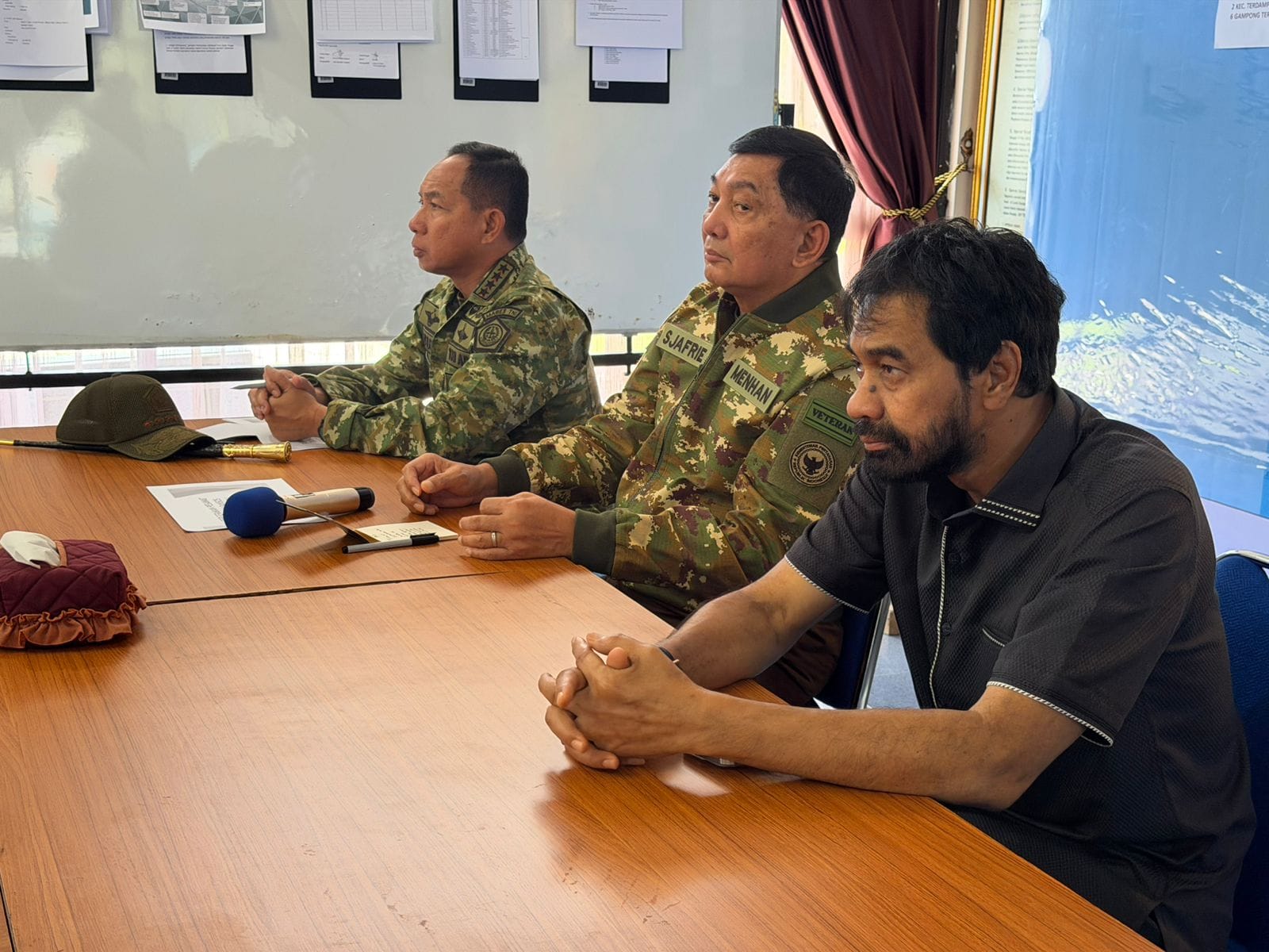 Panglima TNI Dampingi Menhan RI Tinjau Langsung Pengungsi Banjir di Pidie Jaya, Aceh