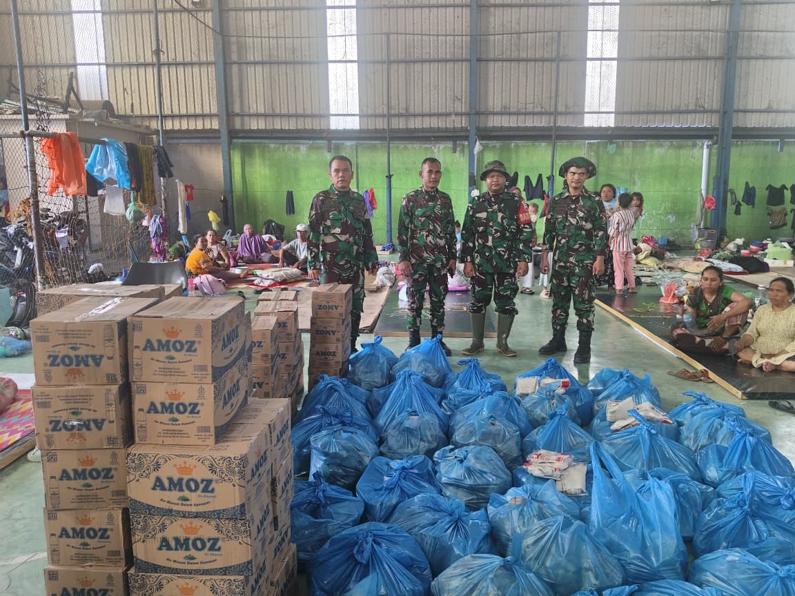 TNI Distribusikan 14.225 Nasi Bungkus untuk Warga Terdampak Banjir di Medan