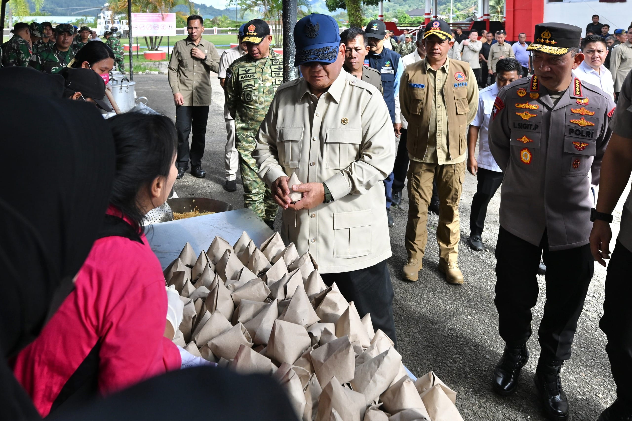 Panglima TNI Dampingi Presiden RI Tinjau Lokasi Bencana Tapanuli Tengah dan Padang