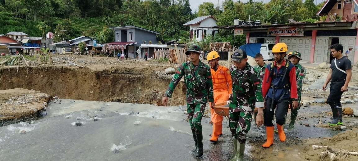 Demi Selamatkan Ibu dan Bayi, Prajurit TNI Tandu Ibu Hamil di Jalur Terisolasi