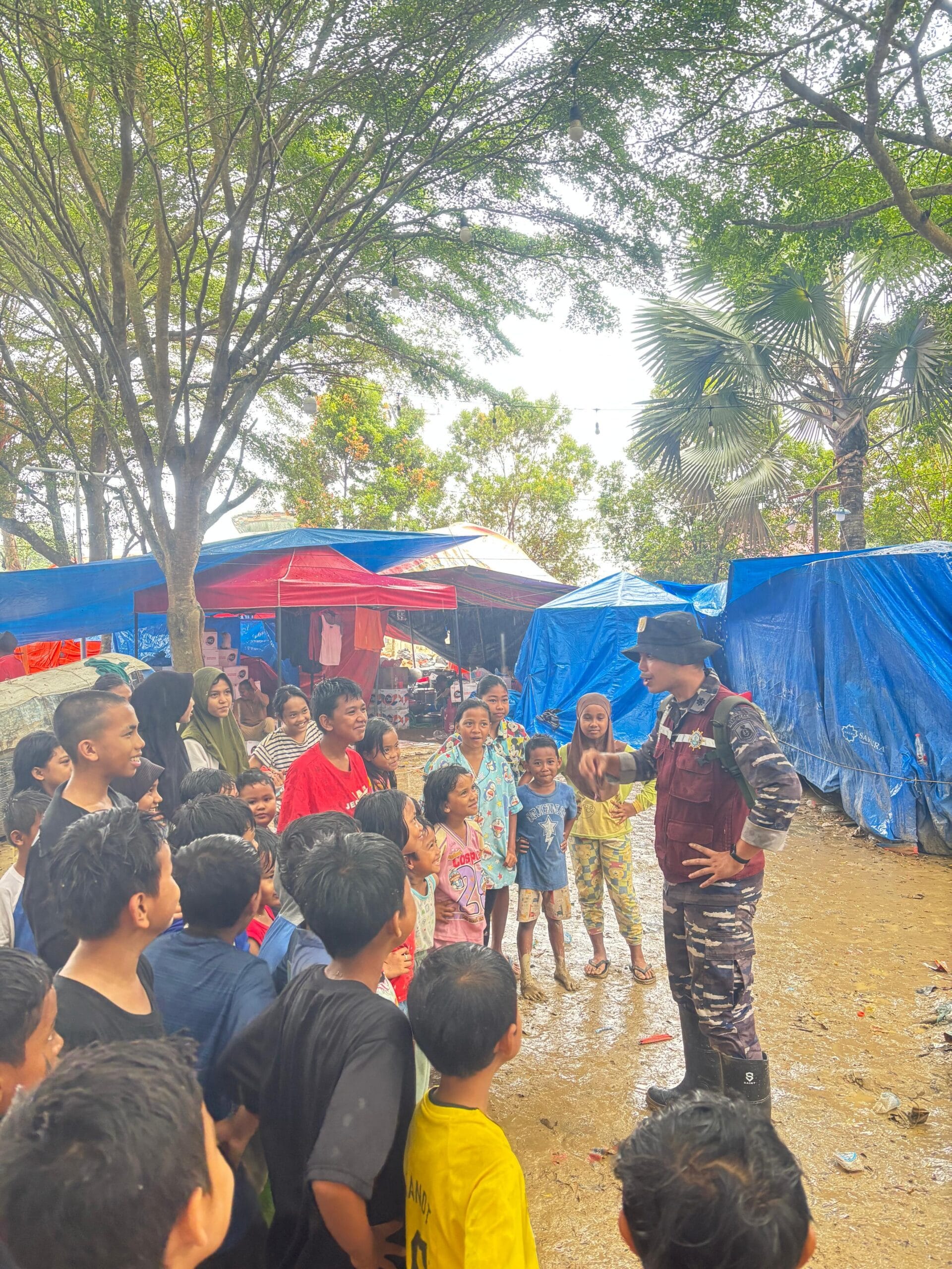 TNI Laksanakan Trauma Healing Bagi Warga Terdampak Banjir di Aceh Tamiang