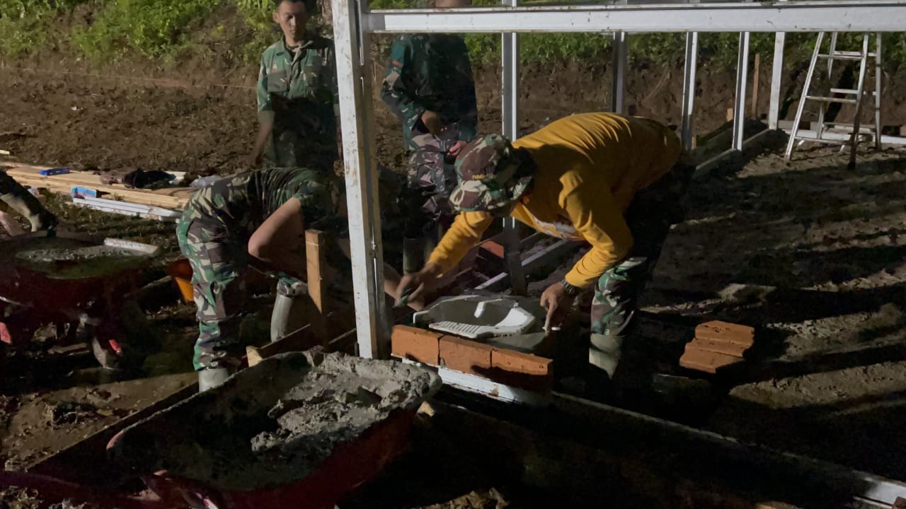 TNI Bersinergi Percepat Pembangunan Huntara bagi Korban Bencana di Palembayan