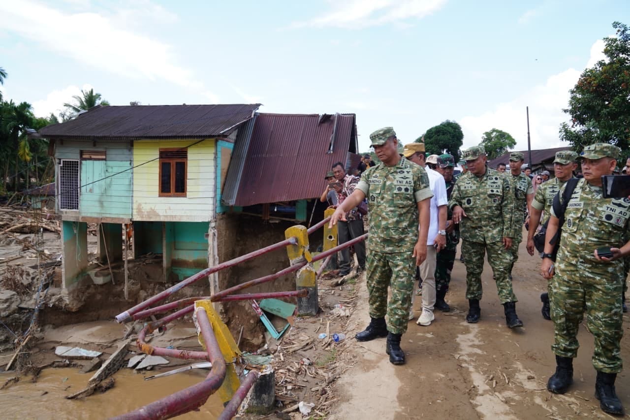 Wakil Panglima TNI Tinjau Wilayah Terdampak Banjir di Sumut dan Sumbar