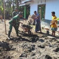 Aksi Kemanusiaan TNI di Pronojiwo, Ribuan Kubik Abu Semeru Dibersihkan dari Rumah Warga