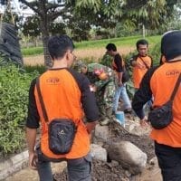 Cegah Banjir Lokal, Tim Gabungan TNI–BPBD Normalisasi Irigasi Pascabencana di Lumajang