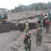Aksi Kemanusiaan TNI di Supiturang: Evakuasi Rumah Warga yang Hancur Akibat Erupsi Semeru