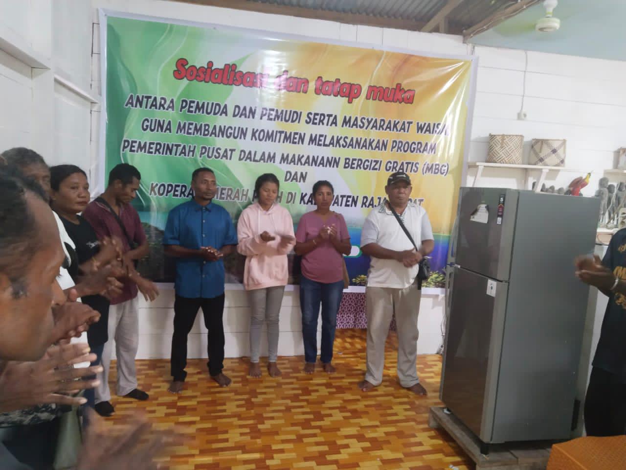 Masyarakat Waisai Mantapkan Dukungan Terhadap Program MBG dan Koperasi Merah Putih dalam Kegiatan Sosialisasi Bersama Anggota DPRD Otsus