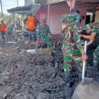 Pascaerupsi Semeru, TNI Fokus Bersihkan Rumah Warga yang Tertimbun Material Vulkanik