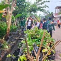TNI dan Warga Hikun Kompak Laksanakan Pembersihan Parit dan Jalan Raya