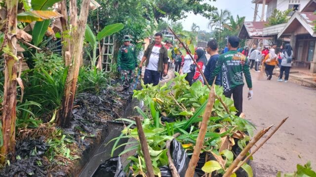 TNI dan Warga Hikun Kompak Laksanakan Pembersihan Parit dan Jalan Raya