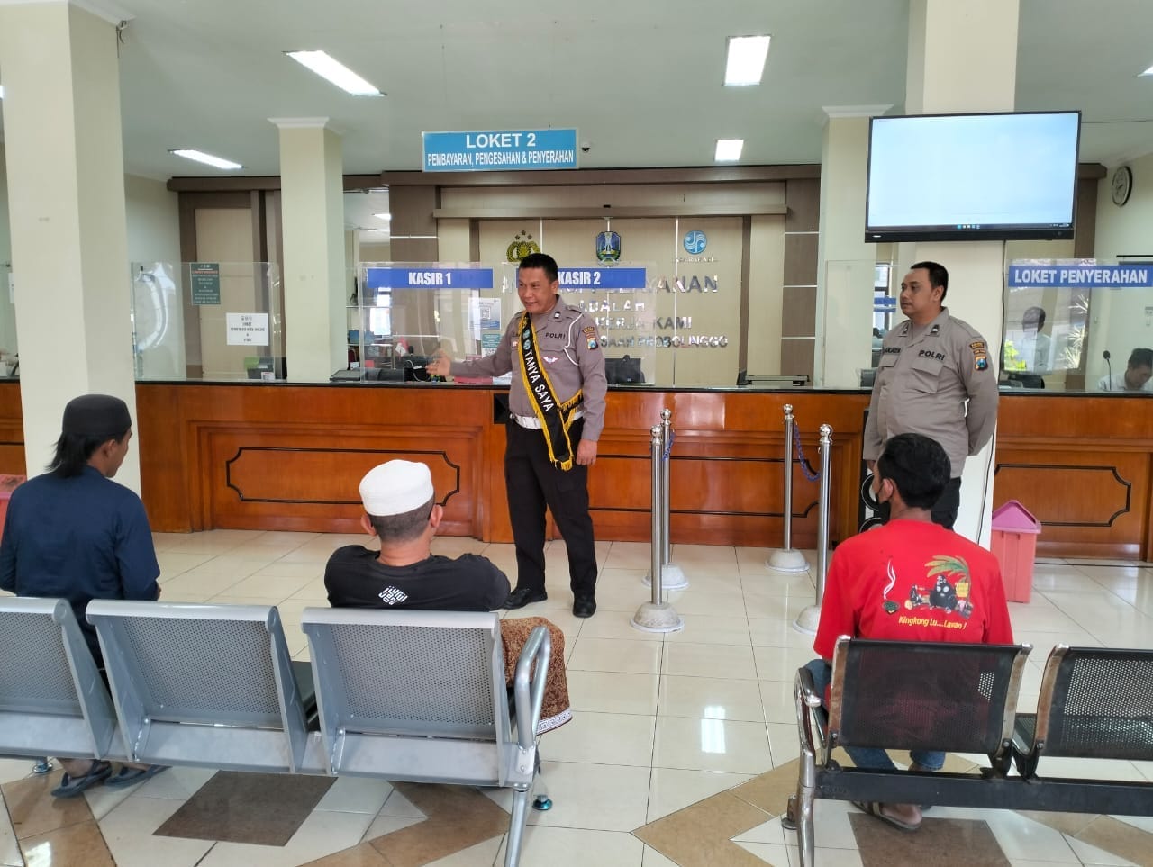 Lewat Program “Polantas Menyapa”, Samsat Kraksaan Kini Lebih Ramah dan Bersahabat