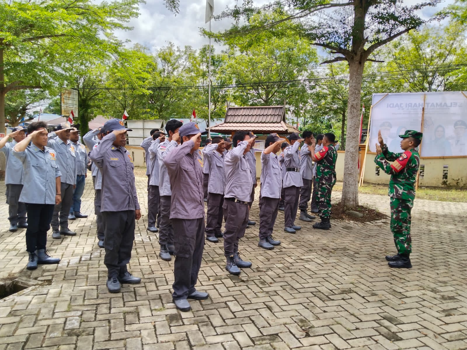 Sinergitas TNI–Linmas, Koramil Labuan Amas Utara Gelar Latihan Disiplin