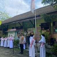 Pesan Kanit Binmas Polsek Widang Saat Upacara Hari Senin di Sekolah