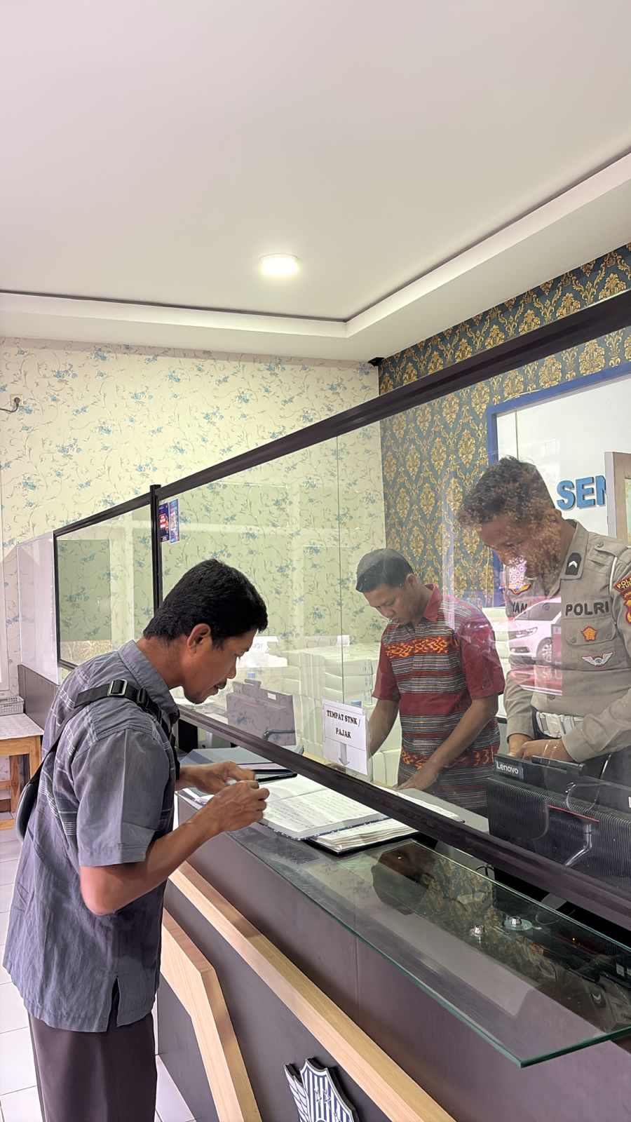 Pagi Penuh Keakraban: Polantas Tuban Disambut dengan Senyum Tulus Warga