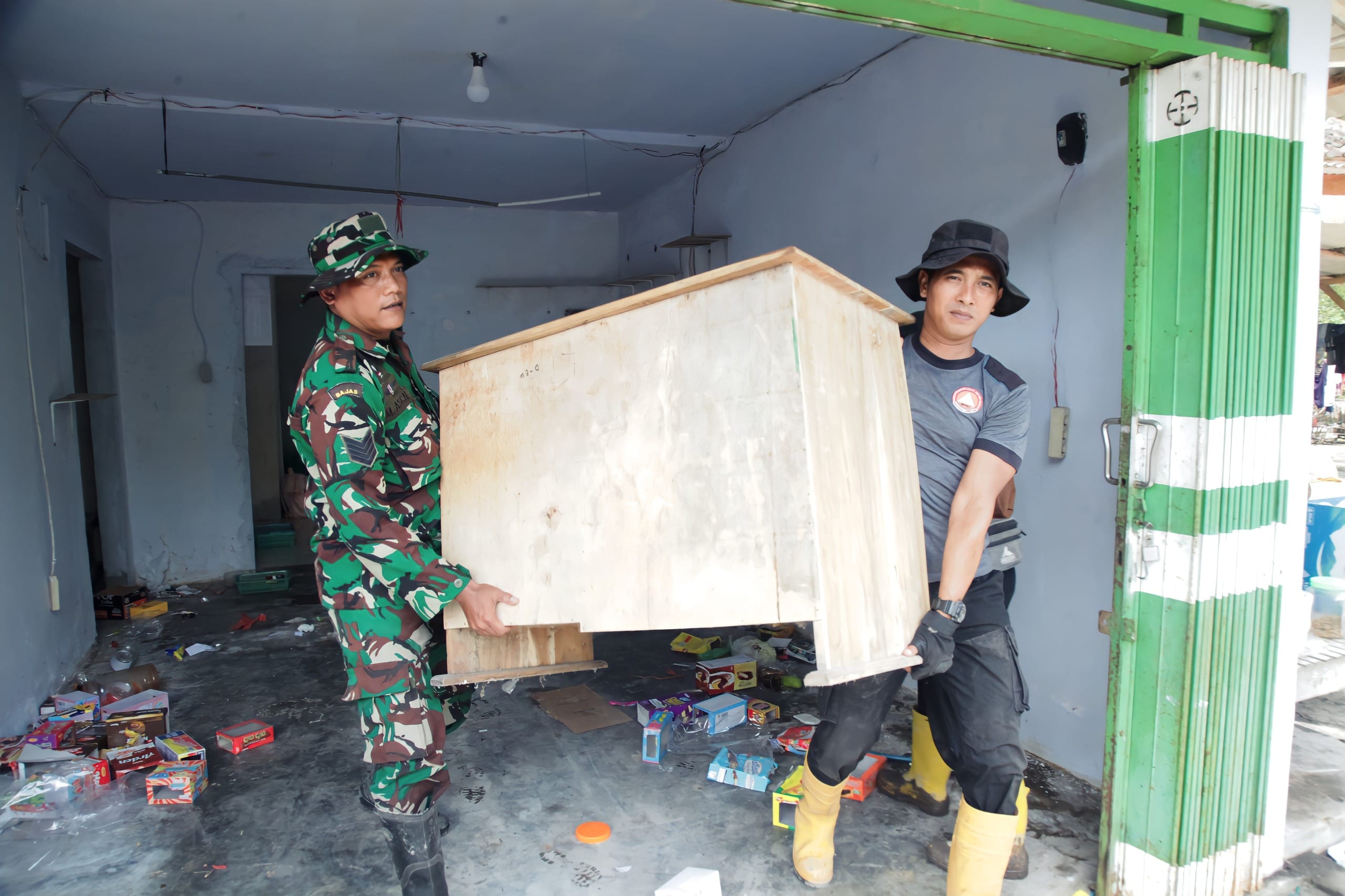 Prajurit Kodim 0821 Lumajang Evakuasi Perabot Warga Terdampak Lahar Dingin Semeru