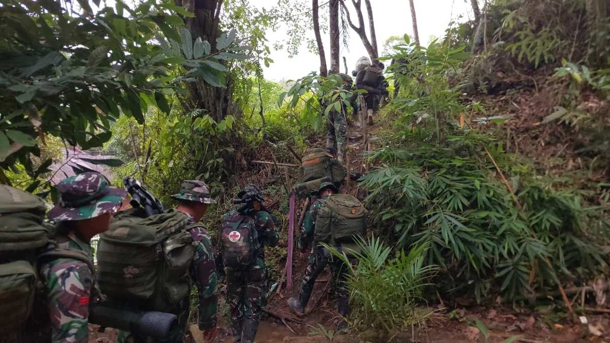 TNI Terobos 20 Titik Longsor Dengan Berjalan Kaki, Logistik Bencana Didorong ke Wilayah Terisolir Tapteng